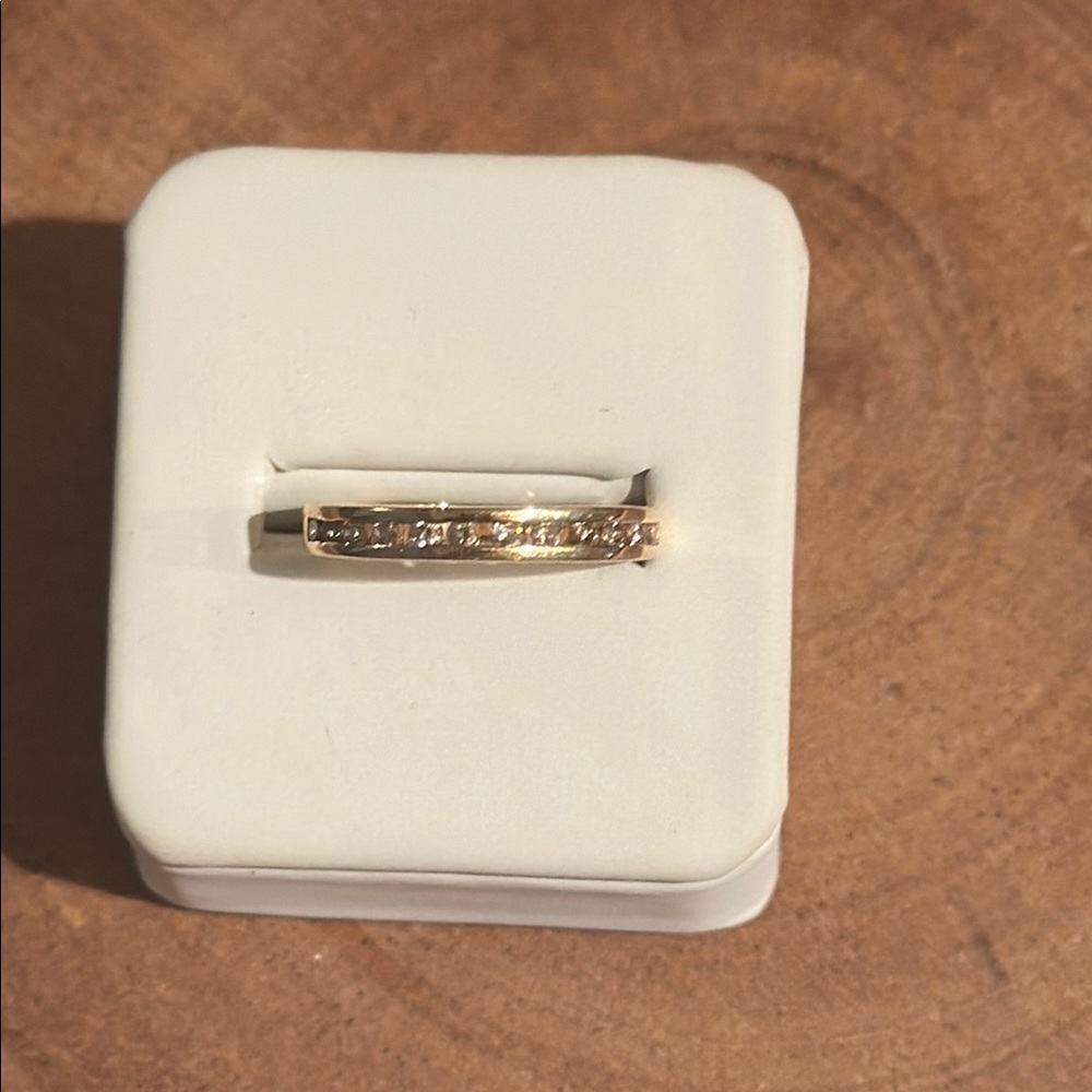 14k Elegant Gold Band Ring with 12 natural stones size 6 1/2